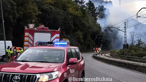 Los servicios de emergencia tratan de controlar un incendio forestal en Güeñes Los servicios de emergencia tratan de controlar un incendio forestal en Güeñes