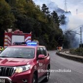 Los servicios de emergencia tratan de controlar un incendio forestal en Güeñes