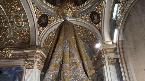 La Virgen de la Asunci&oacute;n, patrona de Elche, con el renovado manto.