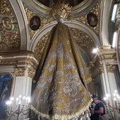 La Virgen de la Asunción, patrona de Elche, con el renovado manto. La Virgen de la Asunción, patrona de Elche, con el renovado manto.