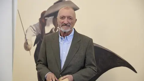 El escritor Arturo Pérez-Reverte en una imagen de archivo Arturo Pérez-Reverte estalla contra la última medida aprobada en el Congreso: "Me va a regular el uso de las palabras su puta madre"