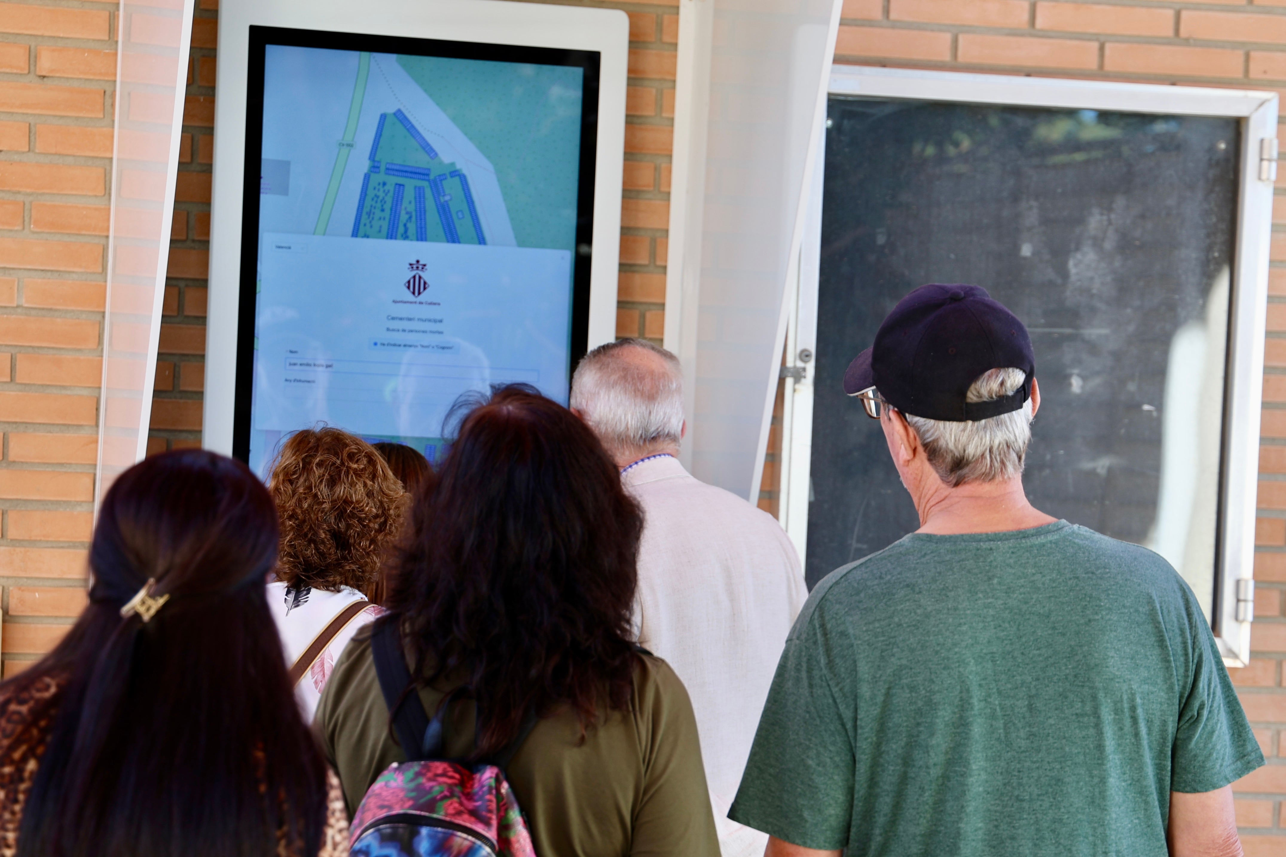 Cullera instala una pantalla digital en el Cementerio Municipal para localizar y ubicar a los familiares Cullera instala una pantalla digital en el Cementerio Municipal para localizar y ubicar a los familiares