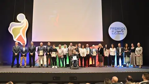 Foto de familia de los premiados. Foto de familia de los premiados.