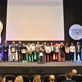 Foto de familia de los premiados. Foto de familia de los premiados.