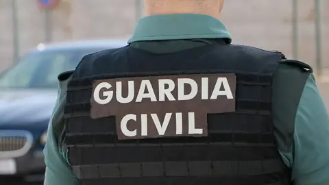 Un agente de la Guardia Civil, de espaldas. - GUARDIA CIVIL - Archivo Un agente de la Guardia Civil, de espaldas. - GUARDIA CIVIL - Archivo