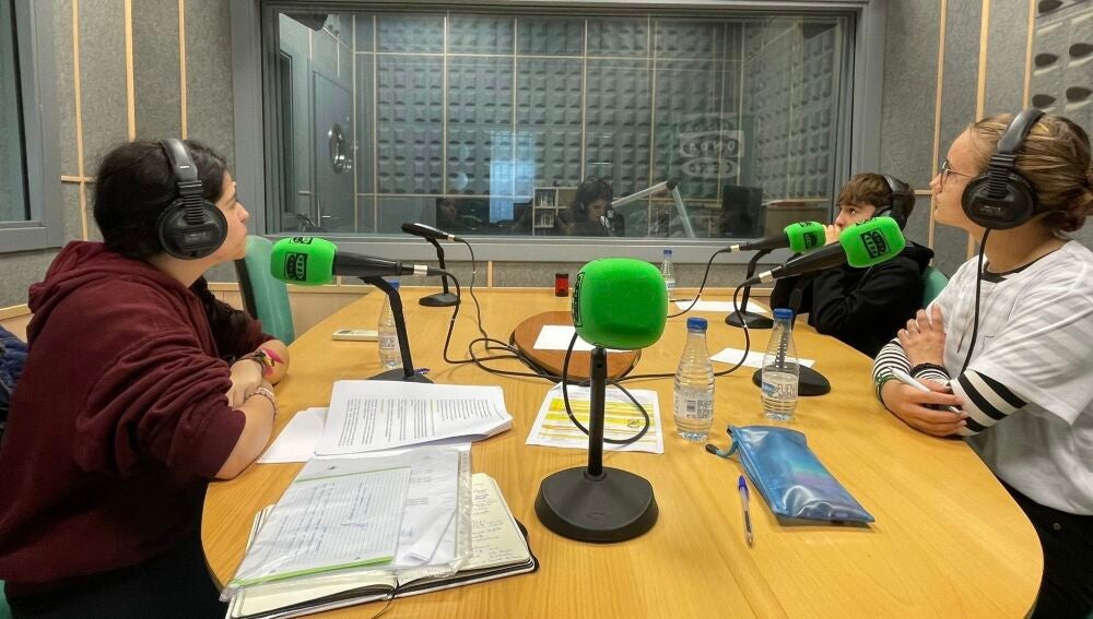 Los alumnos del IES Alfonso VIII, en los estudios de Onda Cero Cuenca
