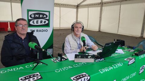 Jos&eacute; A. Barrientos, alcalde, con Dar&iacute;o Mart&iacute;nez