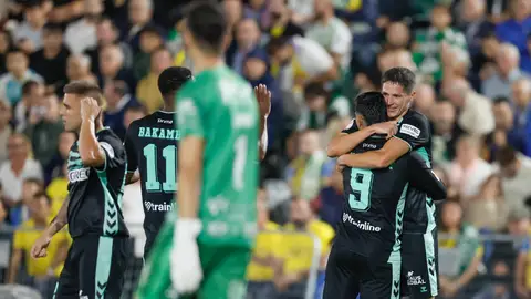Los jugadores del Betis se abrazan tras uno de los goles verdiblancos en Palma del Río. Los jugadores del Betis se abrazan tras uno de los goles verdiblancos en Palma del Río.