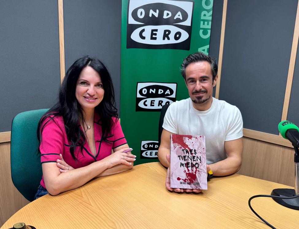 Miguel Ángel Lozano: el escritor alicantino que irrumpe con fuerza con su ópera prima 'Tres tienen miedo' Miguel Ángel Lozano: el escritor alicantino que irrumpe con fuerza con su ópera prima 'Tres tienen miedo'