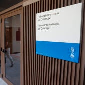 Dos personas acceden al Palacio de Justicia de Catarroja (Valencia), donde la jueza instruye la causa por la gestión de la dana. 