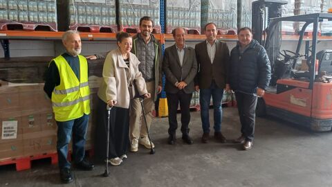 Diego Calvo y Manuel Mora, con concejales y voluntarios del Banco de Alimentos Diego Calvo y Manuel Mora, con concejales y voluntarios del Banco de Alimentos