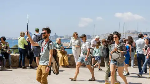 Varios turistas paseando por una calle de Palma. Varios turistas paseando por una calle de Palma.