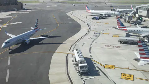Imagen de archivo del Aeropuerto LaGuardia de Nueva York Dos aviones chocan en pista en Nueva York ante la escasez de controladores por el cierre del Gobierno de EEUU