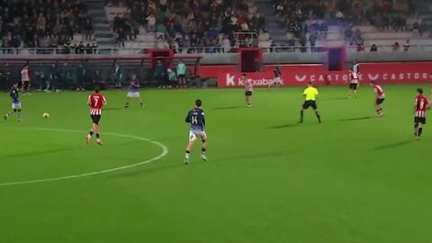 Captura en la que, en la parte superior izquierda, se observa al expulsado futbolista local dentro del campo con el bal&oacute;n en juego