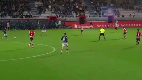 Captura en la que, en la parte superior izquierda, se observa al expulsado futbolista local dentro del campo con el balón en juego Captura en la que, en la parte superior izquierda, se observa al expulsado futbolista local dentro del campo con el balón en juego