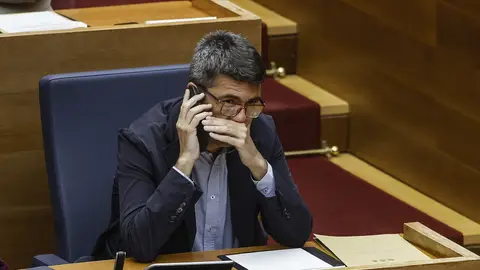 Imagen de archivo del presidente de la Generalitat, Carlos Mazón, hablando por teléfono La jueza acuerda unir a la causa de la Dana el listado de llamadas de Mazón del 29-O