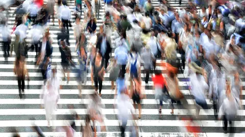 Aglomeración de gente por la calle Aglomeración de gente por la calle