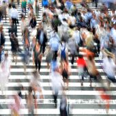 Aglomeración de gente por la calle