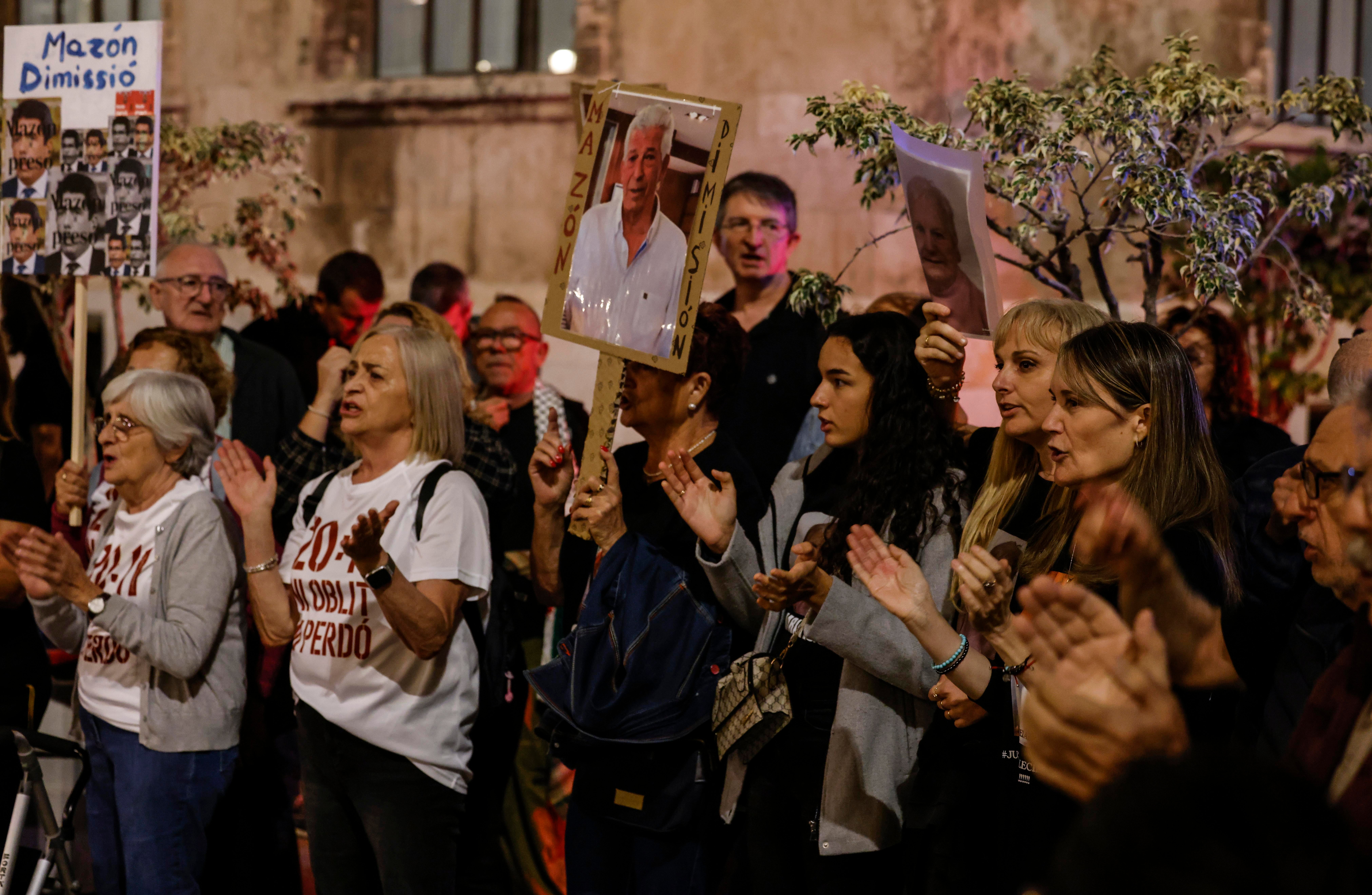 Una nueva protesta exige la dimisión de Carlos Mazón por la gestión de la dana un día antes de su comparecencia Una nueva protesta exige la dimisión de Carlos Mazón por la gestión de la dana un día antes de su comparecencia