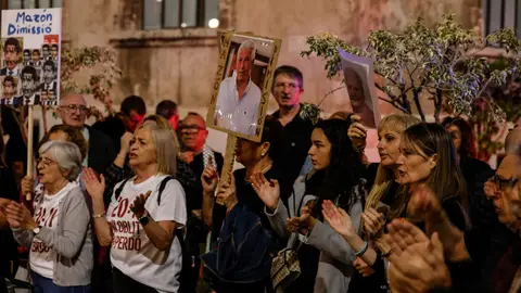 Familiares de las víctimas de la dana protestan contra Mazón ante el Palau de la Generalitat Familiares de las víctimas de la dana protestan contra Mazón ante el Palau de la Generalitat