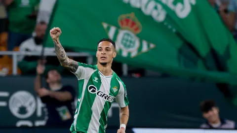 El centrocampista brasileño del Real Betis Antony dos Santos celebra su gol durante el partido de la jornada 11 de LaLiga que Real Betis y RCD Mallorca disputaron en el estadio de La Cartuja, en Sevilla