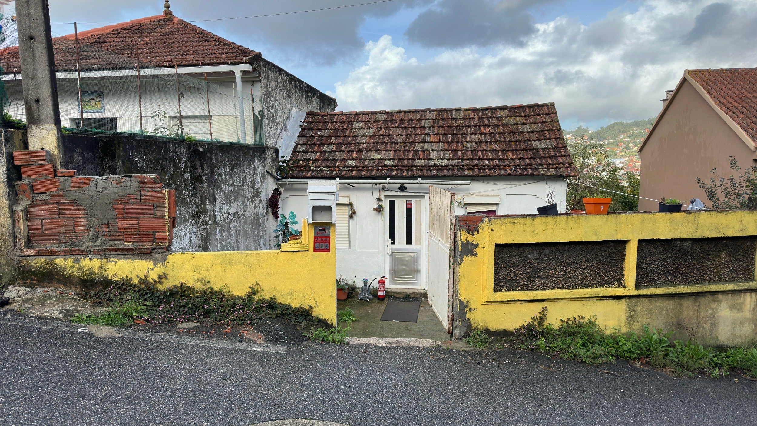 Venta de drogas, peleas de madrugada y amenazas a los vecinos en la parroquia de Cabral. Venta de drogas, peleas de madrugada y amenazas a los vecinos en la parroquia de Cabral.