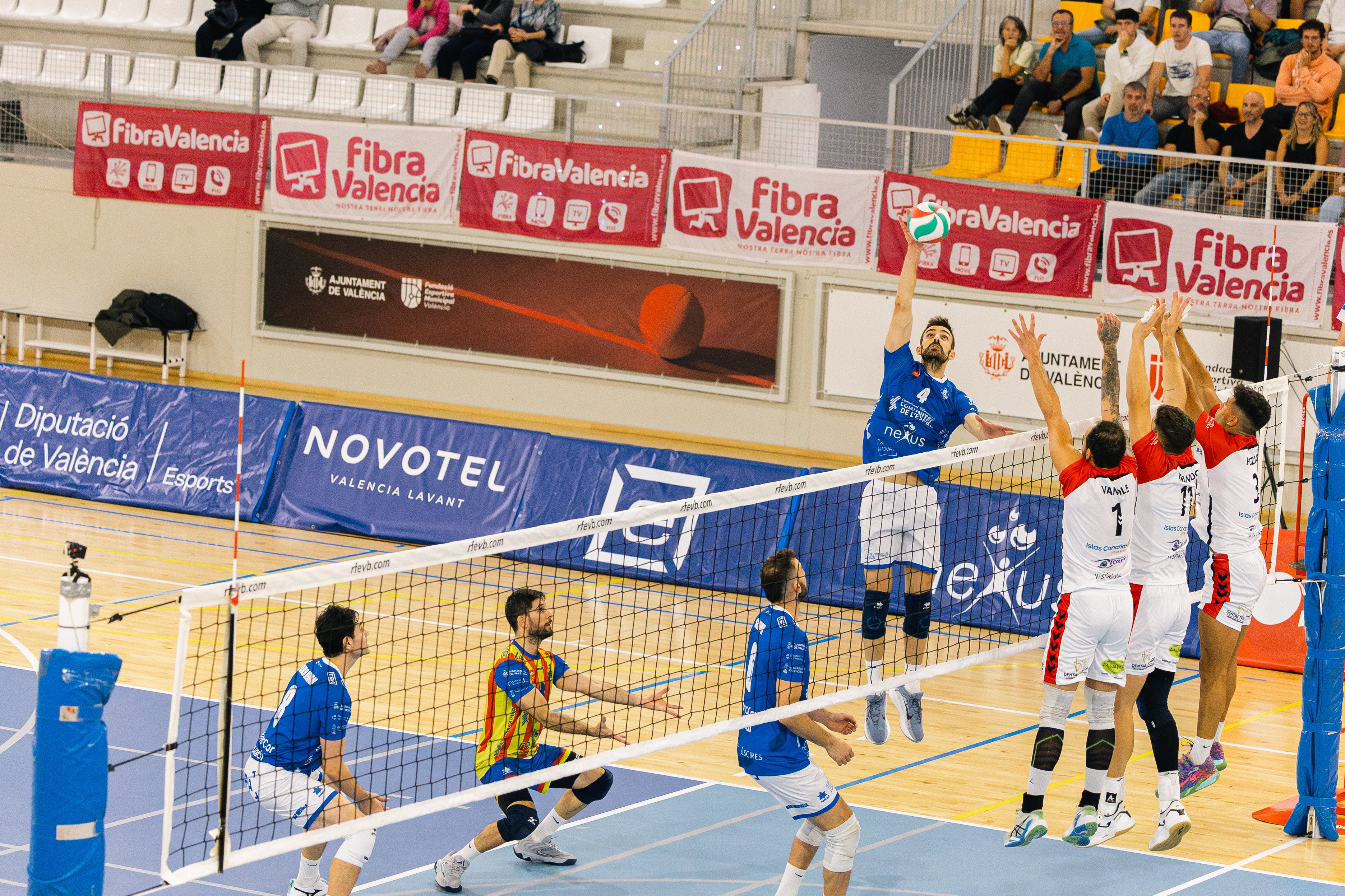 Léleman Conqueridor Valencia estrena la Superliga en Nou Moles con victoria Léleman Conqueridor Valencia estrena la Superliga en Nou Moles con victoria