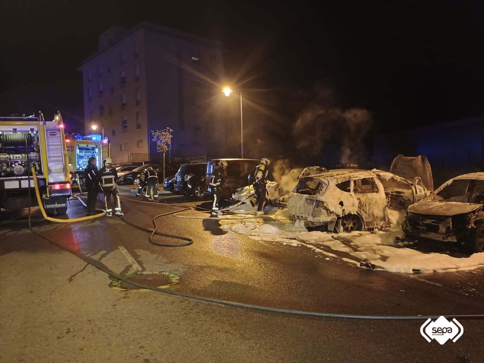 Cinco vehículos calcinados en Avilés Cinco vehículos calcinados en Avilés