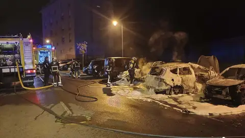 Cinco vehículos calcinados en Avilés Cinco vehículos calcinados en Avilés