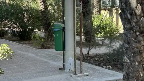 Un pilar apuntalado en el centro de FP La Torreta de Elche. Un pilar apuntalado en el centro de FP La Torreta de Elche.
