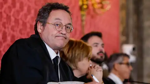 03/11/2025.- El fiscal general del Estado, Álvaro García Ortiz (i), junto a sus abogados Consuelo Castro y José Ignacio Ocio, este lunes en el inicio del juicio por la presunta filtración de información sobre la investigación por fraude a Hacienda de la pareja de Isabel Díaz Ayuso en el Tribunal Supremo. 03/11/2025.- El fiscal general del Estado, Álvaro García Ortiz (i), junto a sus abogados Consuelo Castro y José Ignacio Ocio, este lunes en el inicio del juicio por la presunta filtración de información sobre la investigación por fraude a Hacienda de la pareja de Isabel Díaz Ayuso en el Tribunal Supremo.