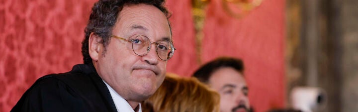 ¿Cree que el fiscal general del Estado debería haber dimitido antes de sentarse en el banquillo?