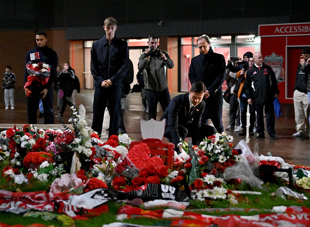El homenaje del Real Madrid a Diogo Jota antes de la visita a Anfield El homenaje del Real Madrid a Diogo Jota antes de la visita a Anfield
