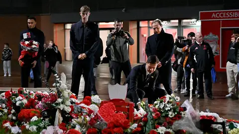 Trent, Huijsen, Xabi Alonso y Butragueño en el homenaje a Diogo Jota antes del Liverpool - Real Madrid Trent, Huijsen, Xabi Alonso y Butragueño en el homenaje a Diogo Jota antes del Liverpool - Real Madrid