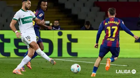 Rafa Mir da un pase en Montjuic. Rafa Mir da un pase en Montjuic.