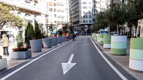 Imagen de las nuevas jardineras (izquierda) y los antiguos maceteros (derecha) maceteros