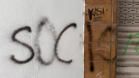 La colaboración ciudadana permite identificar a dos grafiteros .