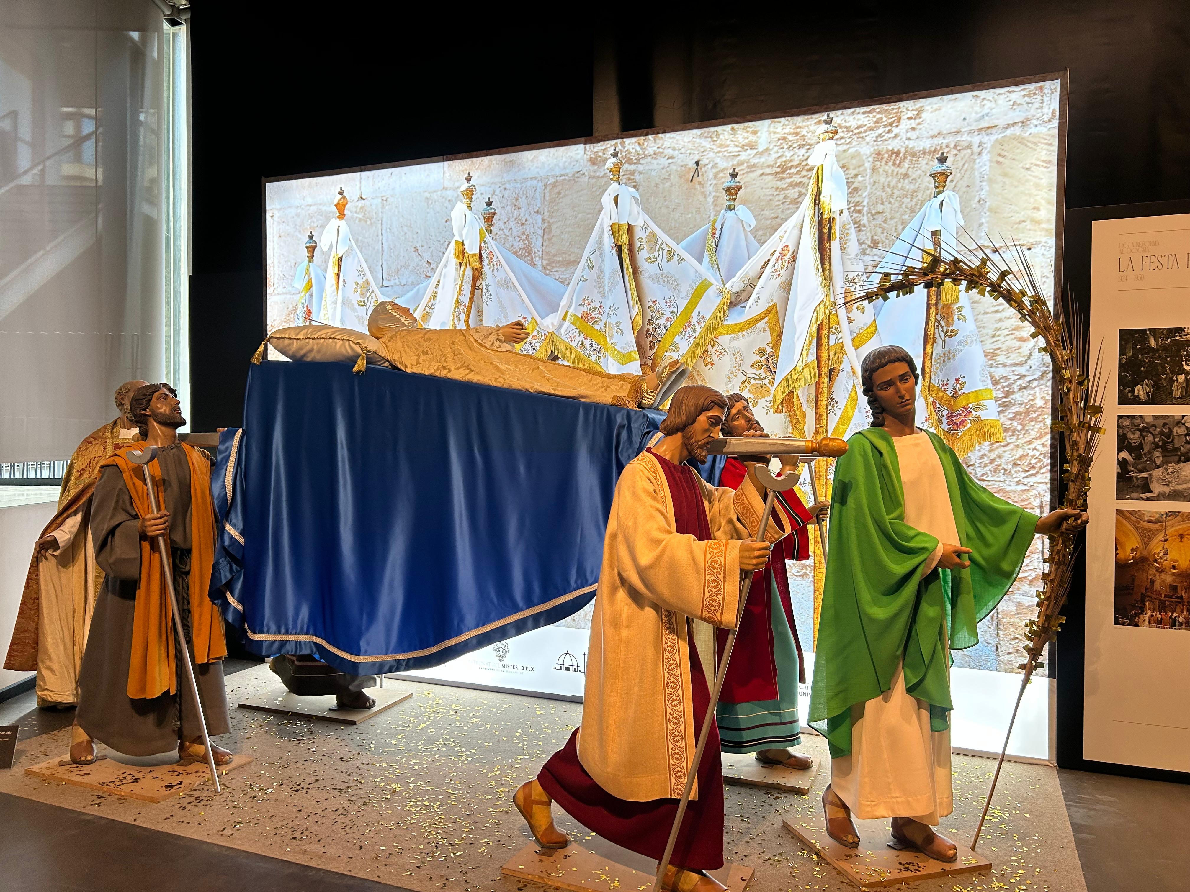 El nuevo manto restaurado de la Virgen de la Asunción se suma a la exposición del Misteri d’Elx del MAHE El nuevo manto restaurado de la Virgen de la Asunción se suma a la exposición del Misteri d’Elx del MAHE