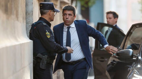 Mazón llega al Palau de la Generalitat y anunciará a las 9 qué ha decidido sobre su futuro Mazón llega al Palau de la Generalitat y anunciará a las 9 qué ha decidido sobre su futuro