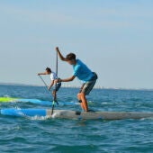 El santapolero Sergio Cantoral, en una competición de SUP.