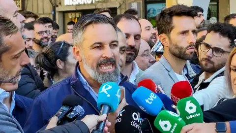 El presidente de Vox, Santiago Abascal, atiende a los medios durante su visita a Plasencia este lunes. El presidente de Vox, Santiago Abascal, atiende a los medios durante su visita a Plasencia este lunes.