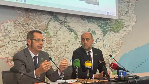 Arrazola (a la derecha) junto al jefe de planificación de la CHE, Miguel García Vera Arrazola (a la derecha) junto al jefe de planificación de la CHE, Miguel García Vera