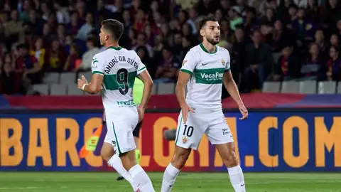 Rafa Mir y André Silva, en el partido del Elche ante el Barça en Montjuic. Rafa Mir y André Silva, en el partido del Elche ante el Barça en Montjuic.