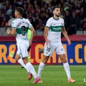 Rafa Mir y André Silva, en el partido del Elche ante el Barça en Montjuic.