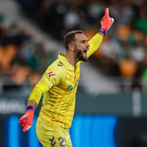 Pau López, en un partido con el Betis.