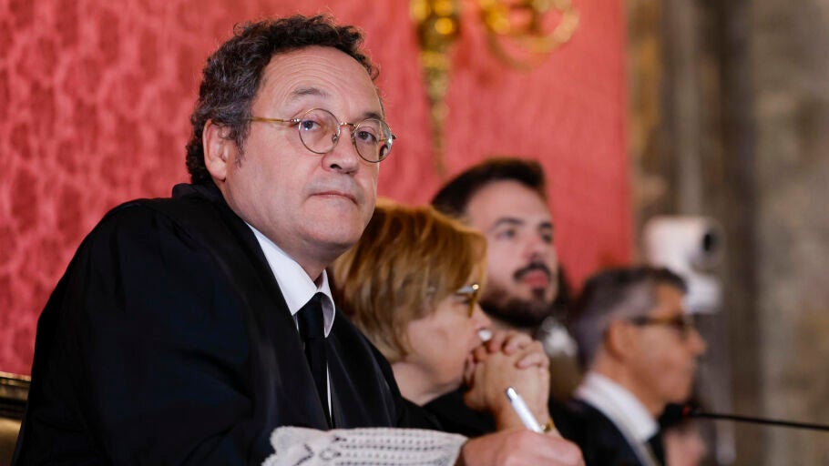 El fiscal general del Estado, &Aacute;lvaro Garc&iacute;a Ortiz (i), este lunes en el inicio del juicio por la presunta filtraci&oacute;n de informaci&oacute;n sobre la investigaci&oacute;n por fraude a Hacienda de la pareja de Isabel D&iacute;az Ayuso en el Tribunal Supremo. 