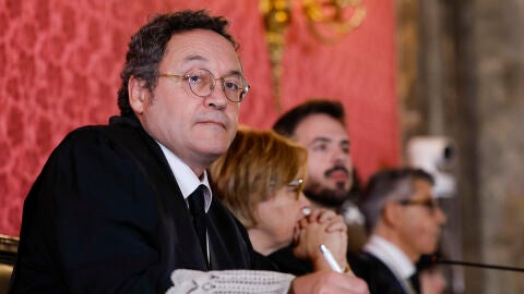 El fiscal general del Estado, &Aacute;lvaro Garc&iacute;a Ortiz (i), este lunes en el inicio del juicio por la presunta filtraci&oacute;n de informaci&oacute;n sobre la investigaci&oacute;n por fraude a Hacienda de la pareja de Isabel D&iacute;az Ayuso en el Tribunal Supremo. 