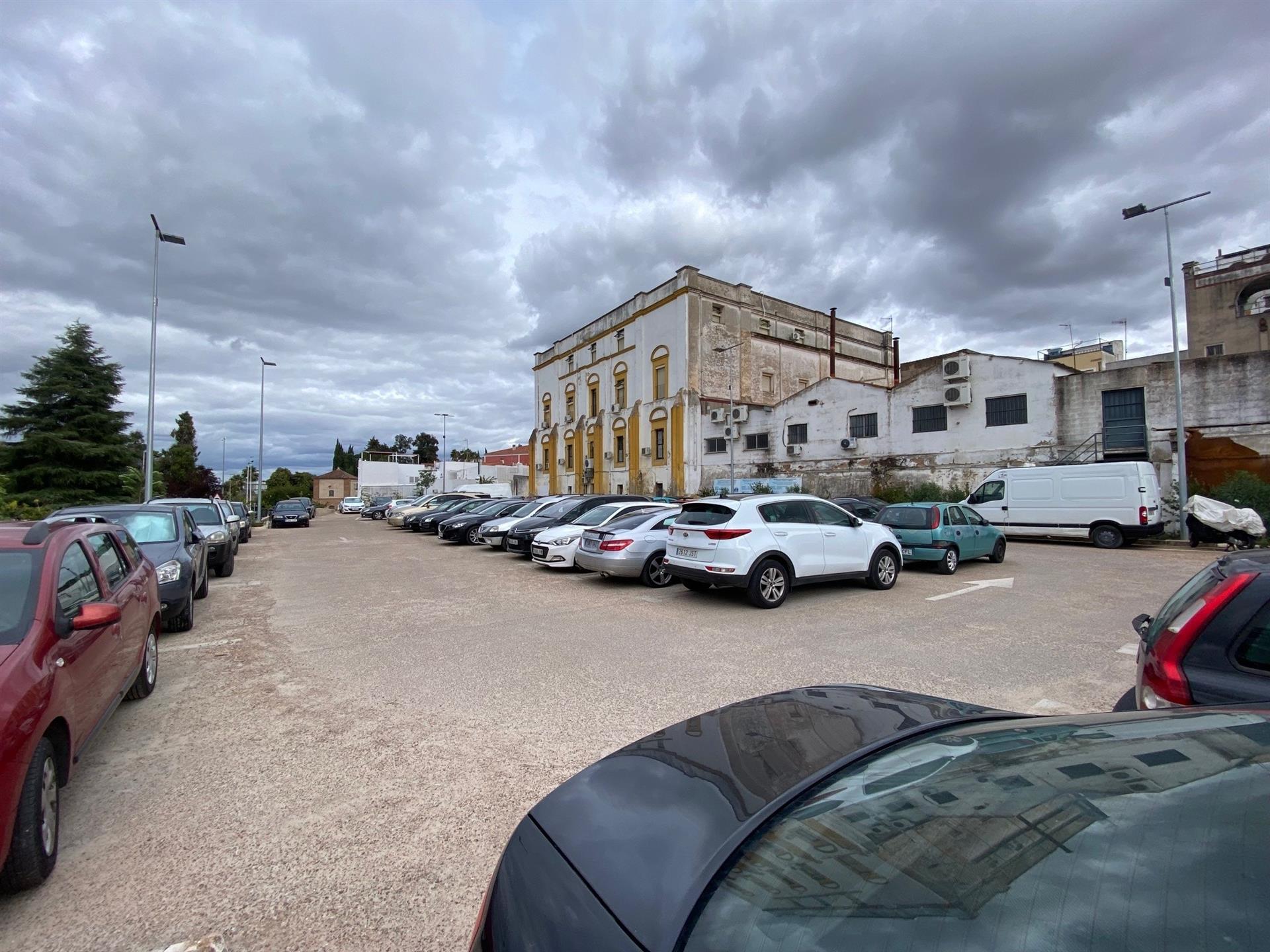 El PSOE local de Badajoz propone mejorar la seguridad y funcionalidad del aparcamiento junto al Palacio de Godoy El PSOE local de Badajoz propone mejorar la seguridad y funcionalidad del aparcamiento junto al Palacio de Godoy