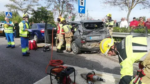 Seis personas heridas, entre ellas un menor, en un accidente en Cáceres con la implicación de cuatro vehículos - Seis personas heridas, entre ellas un menor, en un accidente en Cáceres con la implicación de cuatro vehículos -