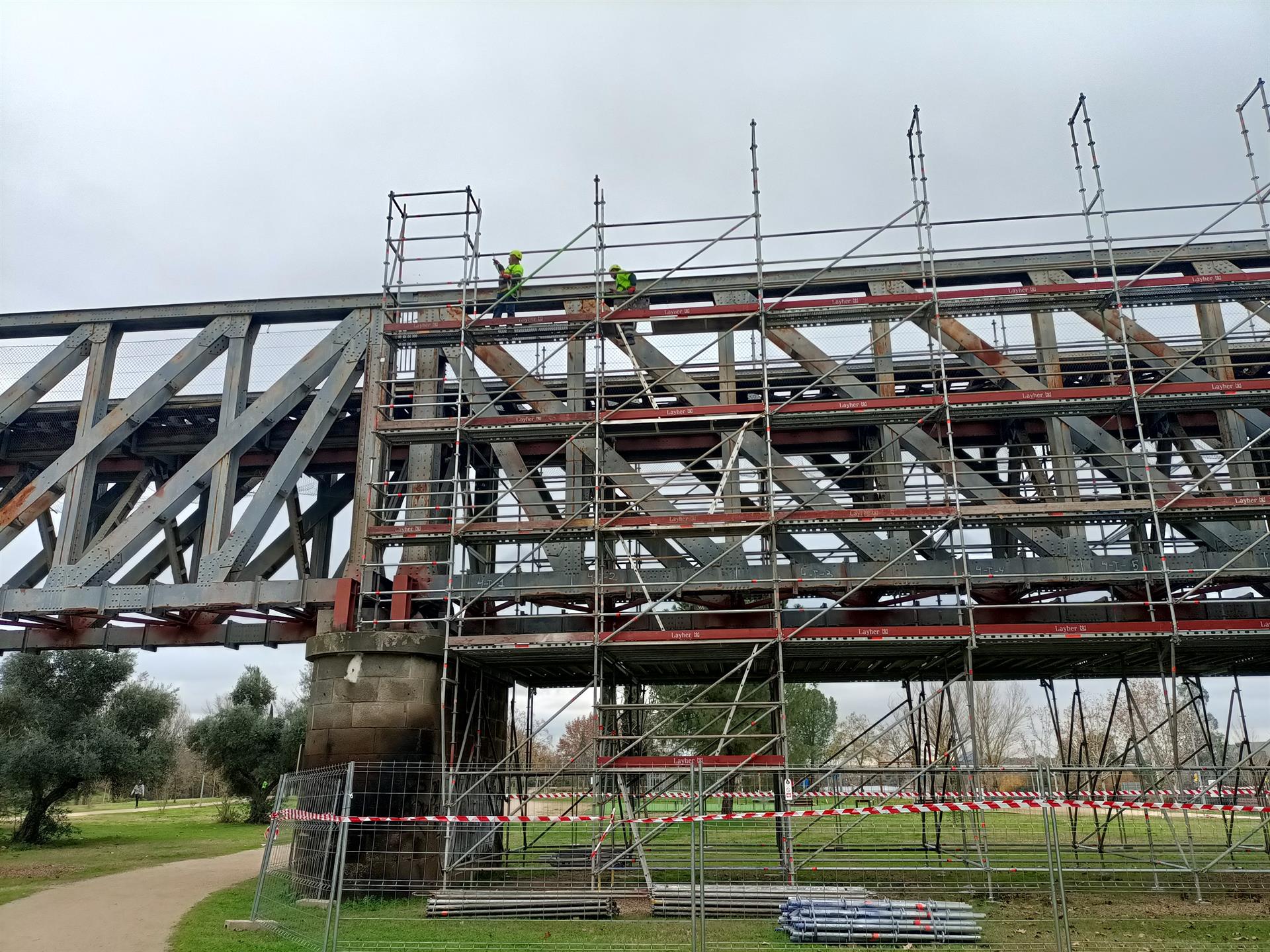 Renfe traslada en bus a los viajeros entre Mérida y Almendralejo este martes por las obras en el Puente Metálico Renfe traslada en bus a los viajeros entre Mérida y Almendralejo este martes por las obras en el Puente Metálico